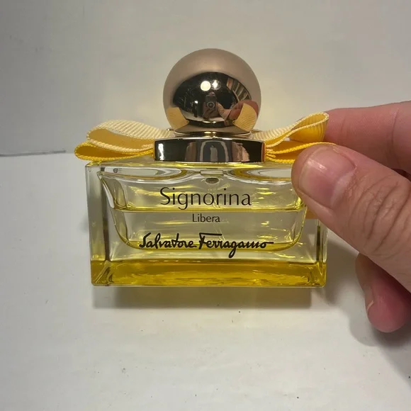 Signorina In Libera by Salvatore Ferragamo for Women 1.0 oz Eau de Parfum Spray - Picture 2 of 4